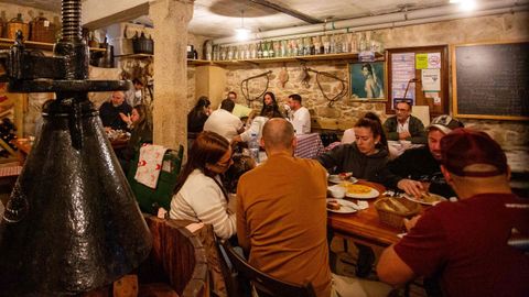 Finca Filgueira, en L�rez (Pontevedra).�Miguel Filgueira decidi� abrir este furancho con encanto y car�cter. Su pasi�n por los vinos queda reflejada en la oferta que cosecha: �Temos albari�o, castes tintas como espadeiro, ca��o e menc�a, tam�n folla redonda e branco do pa�s�.