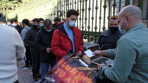 J�venes hacen cola a la entrada de la Presidencia del Principado para la devoluci�n dinero entradas vendidas de las fiestas de Nochevieja, este jueves, en Oviedo