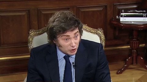 Milei se hace la v�ctima: �Por querer darle una mano a esos argentinos me com� un cachetazo�