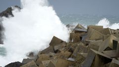 Olas chocan contra el rompeolas de Cudillero, en Asturias