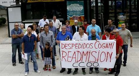 Una veintena de personas se concentraron ayer ante el quiosco de la alameda estradense.