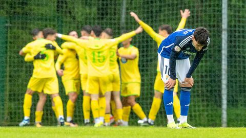 Santi Migu�lez, con los jugadores del Deportivo Fabril al fondo
