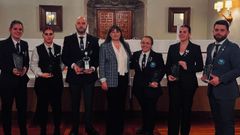 Aroa Reguera(la segunda por la izquierda) y Gabriel Vilar (el primero por la derecha), con sus trofeos.