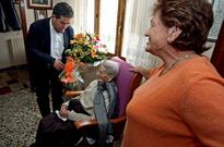 Lores fue luego a visitar a Aurora Montes, que ayer cumpli� 103 a�os.