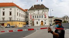 Un policia cierra el paso a las inmediaciones del palacio imperial de Viena, sede de la presidencia