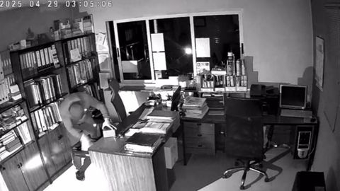 Las cámaras de seguridad pillaron a dos ladrones accediendo a la oficina de la empresa Saneamientos Lugo
