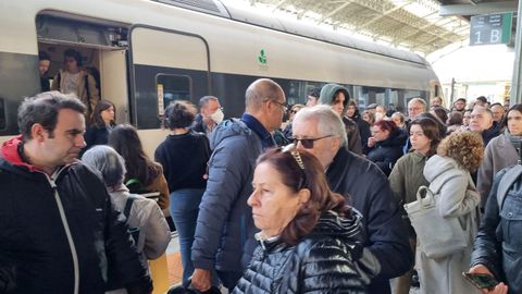 Viajeros esperando para subirse al tren en la estacin de Santiago,en noviembre