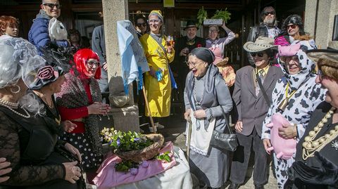 Entierro de la Cunca en Praia Xard�n (Boiro)
