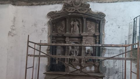 El retablo, ubicado en la iglesia de Cadoalla, es del siglo XVIII