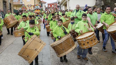 Boteiros y fuli�ns en el desfile del domingo gordo de Viana do Bolo.