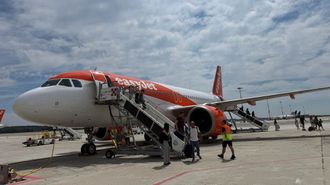 En la imagen, el avi�n de un vuelo muy  reciente de EasyJet entre A Coru�a y Mil�n, que suelen usar emigrantes de la zona en el sur de Suiza, o incluso m�s al norte (v�a tren) cuando no hay manera de conseguir plazas en las l�neas habituales a Ginebra o Basilea, ni a las estacionales de Z�rich, a�n en vigor con Santiago