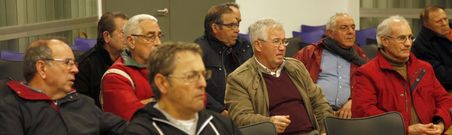 Emigrantes retornados mantuvieron una asamblea el viernes en el auditorio de Rianxo. 