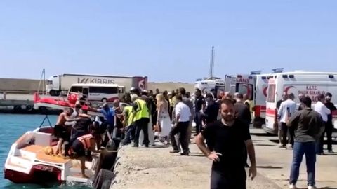 Embarcaciones de rescate llegando con pasajeros del ferry al puerto de Girne