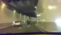 Circula en bicicleta, ebrio y hablando por el m�vil por un t�nel de Santiago