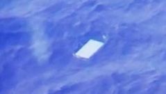 Objeto flotando en el agua