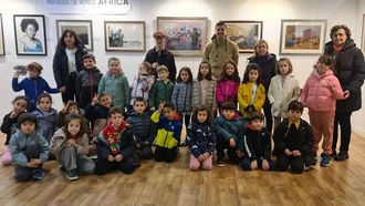 Foto de familia de los alumnos de Villafr�a con Rafa Cabo en la�VIII Bienal internacional de Pintura al pastel