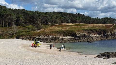 El helic&oacute;ptero medicalizado aterriz&oacute; en el propio arenal.