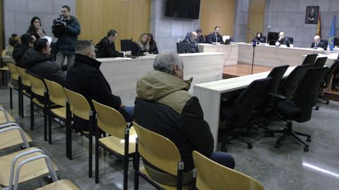 La sala tercera de la Audiencia Provincial de Oviedo ha suspendido este jueves el juicio a cinco procesados que se enfrentan a peticiones de penas de entre 7 y 21 a�os de prisi�n y multas individuales de 145,2 millones de euros por un alijo de 600 kilos de coca�na incautados en 2022 en una nave de Siero tras una operaci�n internacional en la que intervinieron agentes encubiertos