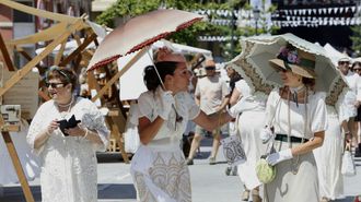 La fiesta del Ribadeo Indiano, en homenaje a la emigraci�n, une a gallegos y asturianos