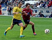 Alfonso, uno de los pocos que repite respecto al derbi anterior, persigue al exgranate Javi Pazos. 