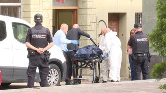 La funeraria sacando al cad�ver de la vivienda