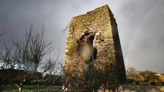 Torre de Taboi. Outeiro de Rei, final de la Edad MEdia. Torre de homenaje de lo que fue un castillo completo. Est� a punto de derrumbarse.