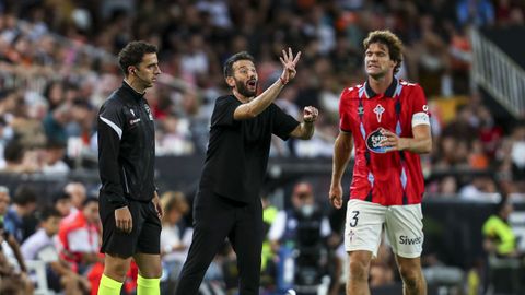El entrenador del Valencia, Carlos Corber�n, en presencia de Marcos Alonso, durante el duelo ante el Celta en Mestalla.
