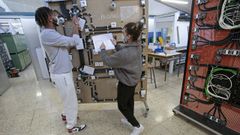 Dos alumnos, el pasado curso, en un taller de electricidad en el IES Frei Mart�n Sarmiento de Pontevedra