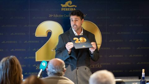 Ruy Andrade presentando el libro conmemorativo de la 20 edici�n de Cocina de Abordo