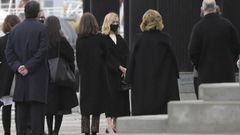 Marta Ortega realiza una visita privada con las autoridades gallegas de la muestra de Lindbergh, en el puerto de A Coru�a