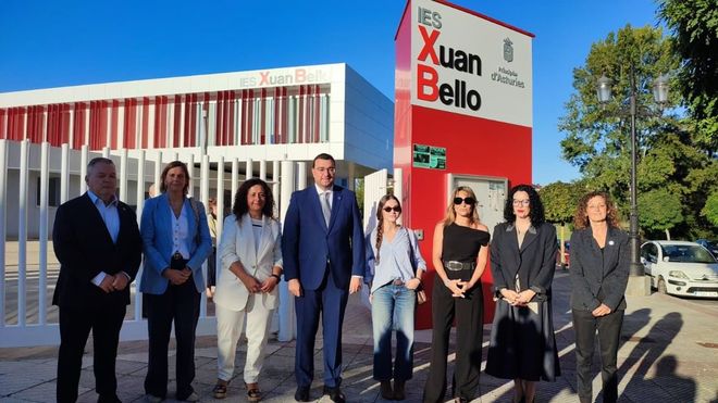 Homenaje a Xuan Bello en el IES de La Florida, que desde hoy luce el nombre del autor. En la imagen el presidente del Principado, Adri�n Barb�n, con la hija y la viuda de Xuan Bello, las consejeras Eva Ledo y Vanessa Guti�rrez, y directivos del IES.