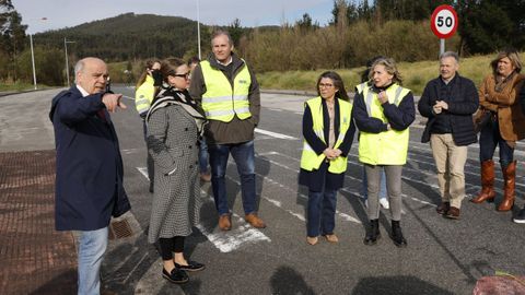 Aneiros (tercera por la derecha) en una visita al nuevo vial este lunes