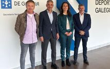 Asistentes a la reuni�n en la que se abord� la urgencia de reformar el pabell�n n�utico cesure�o.