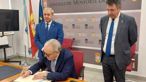 Jos Tom recibi en la casa consistorial de Monforte a Miguel Gracia (sentado, firmando en el libro de honor del Ayuntamiento) y a Miquel Noguer, presidentes de las diputaciones de Huesca y Gerona, respectivamente