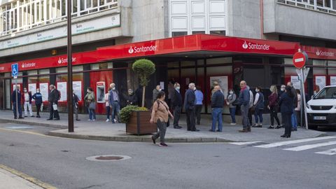 Colas en el banco tambi�n en Carballo 