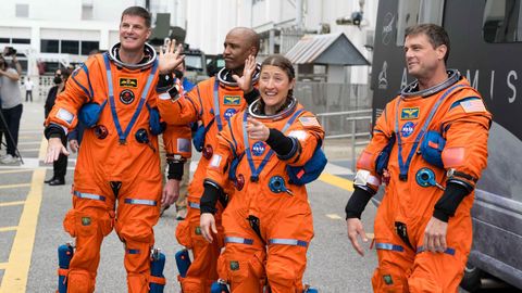 De izquierda a derecha:�Jeremy Hansen,�Victor Glover,�Christina Koch y Reid Wiseman, antes de entrar en la nave espacial Orion.