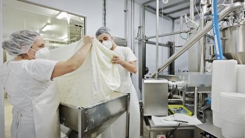En la queser�a tradicional de Abredo, en Coa�a, trabajan ocho personas; en la foto, haciendo reques�n