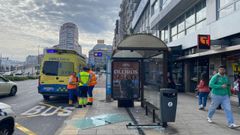 La marquesina contra la que choc el ciclista, con los cristales esparcidos por el suelo