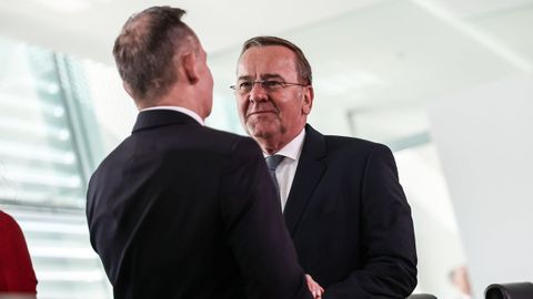 El ministro de Defensa, Boris Pistorius, charla con el extitular de Transportes, Volker Wissing.