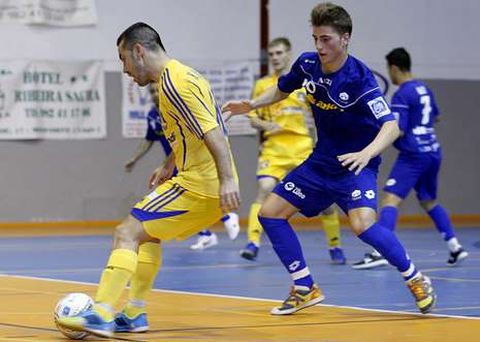 �lex Diz intenta presionar a un jugador del Novaya Generatsiya en A Pinguela.
