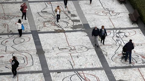 - Varios viandantes cruzan el Paseo de los �lamos en Oviedo