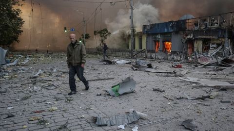 Un vecino de Kiev camina por una zona alcanzada por los proyectiles rusos durante el bombardeo lanzado la noche del s�bado contra la capital ucraniana