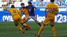 Fabbrini Real Oviedo Alcorcon Carlos Tartiere.Fabbrini pugna por el balon ante dos jugadores del Alcorcon