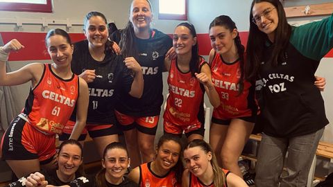 Las jugadores del Celtas Galicia Playa celebran en el vestuario la victoria ante el Compa��a de Mar�a coru��s