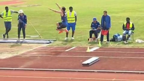 Jos� Pena, del Atletismo Nar�n, en la prueba de salto de longitud