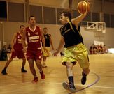 Roi (con la pelota) en el partido disputado ante el Porri�o. 