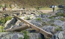 Los usuarios tienen que atravesar una zona de rocas para acceder a la zona de ba�o. 