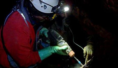 Perforaci�n para instalar anclajes de acero en las paredes de roca 