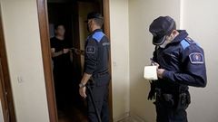 Dos agentes de la Polic�a Local de Santiago acuden a un piso en el que se estaba celebrando una fiesta