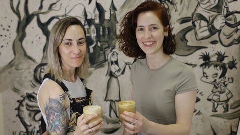 Virgi Portillo y Elena Herraiz en el negocio que acaban de abrir en A Coru�a.